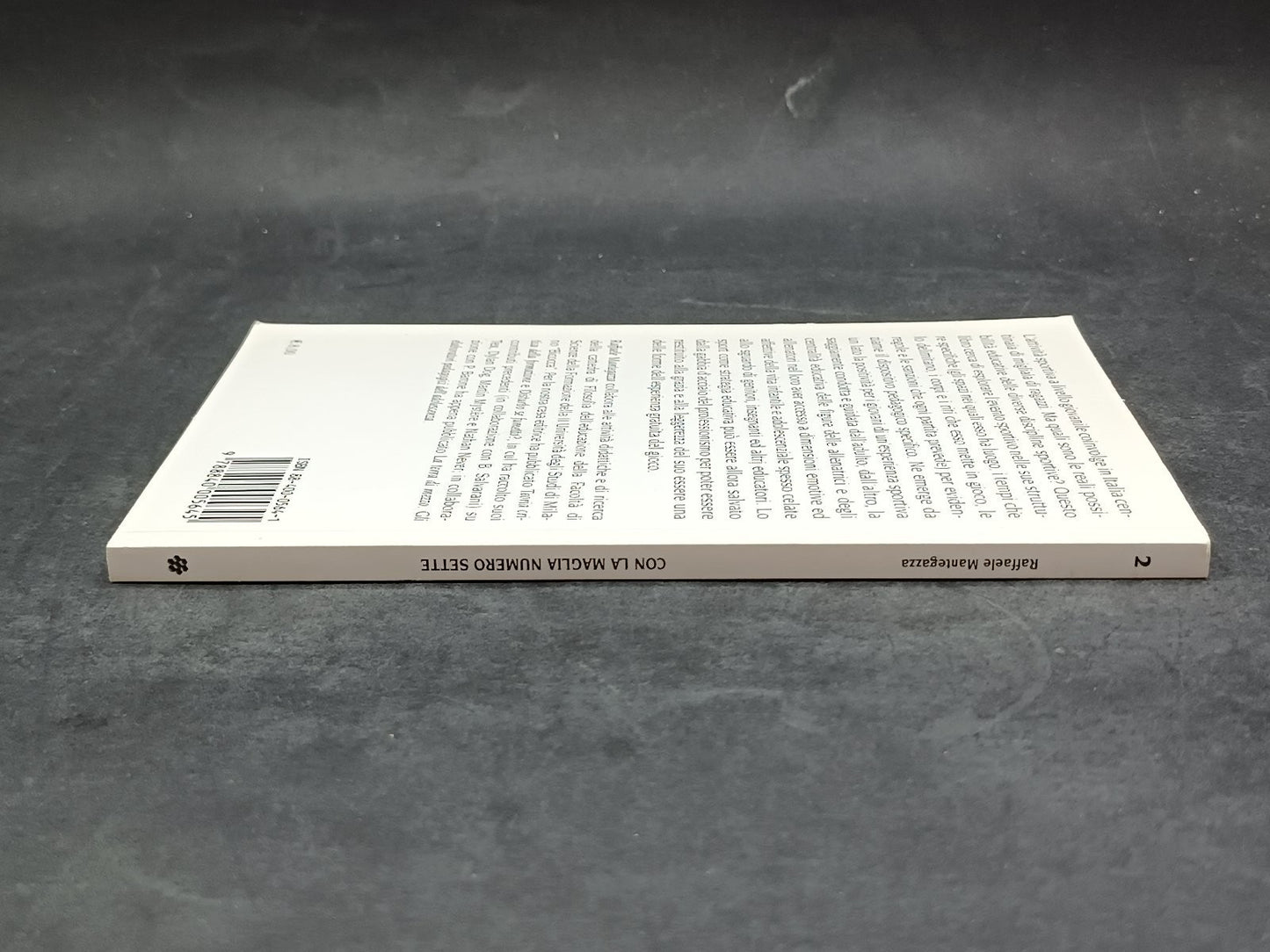 Libro raffaele manegazza con la maglia numero sette unicopli