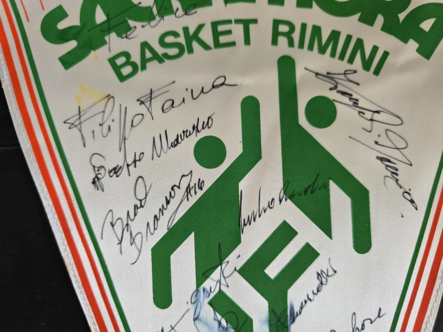 Gagliardetto Pennant SACRAMORA Basket Rimini autografi originali anni 80