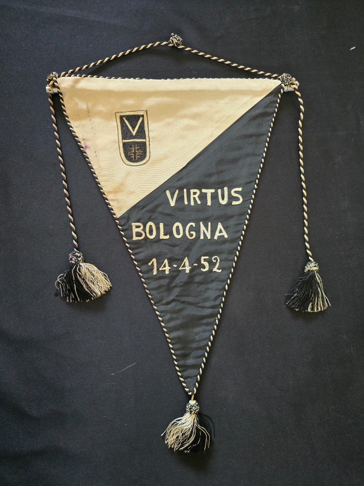 Gagliardetto ricamato Pennant VIRTUS PALLACANESTRO BOLOGNA basket 1952 originale