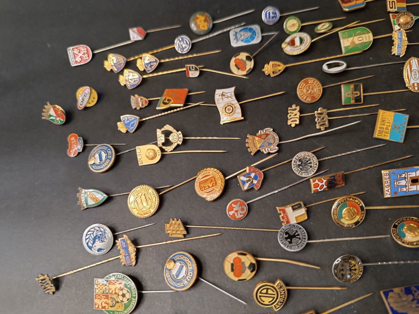 lotto FERMA CRAVATTE varie nazioni calcio soccer pins - pz 170 (H)