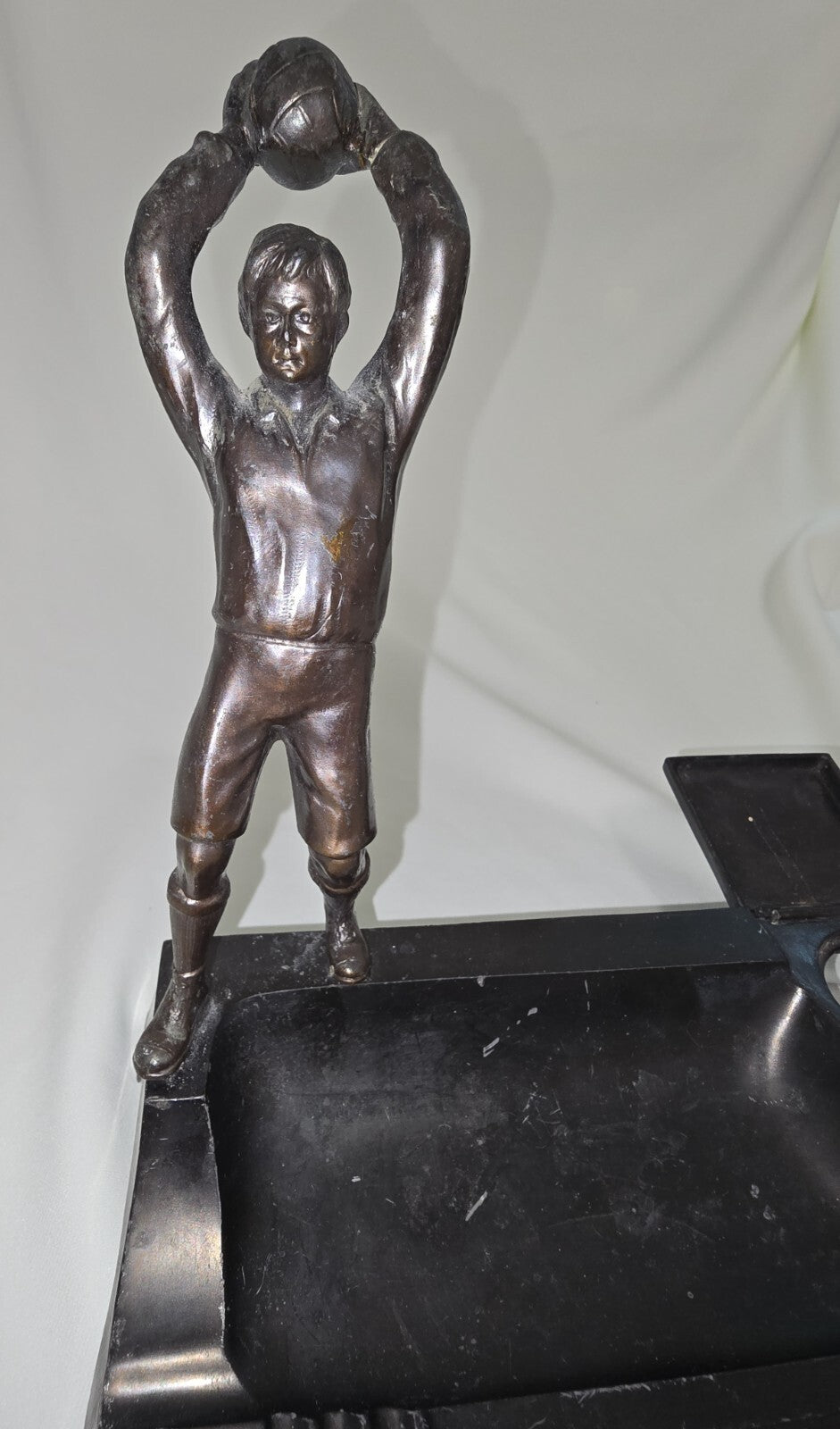 Calamaio anni 50 Figura di un giovane Calciatore Portiere in metallo