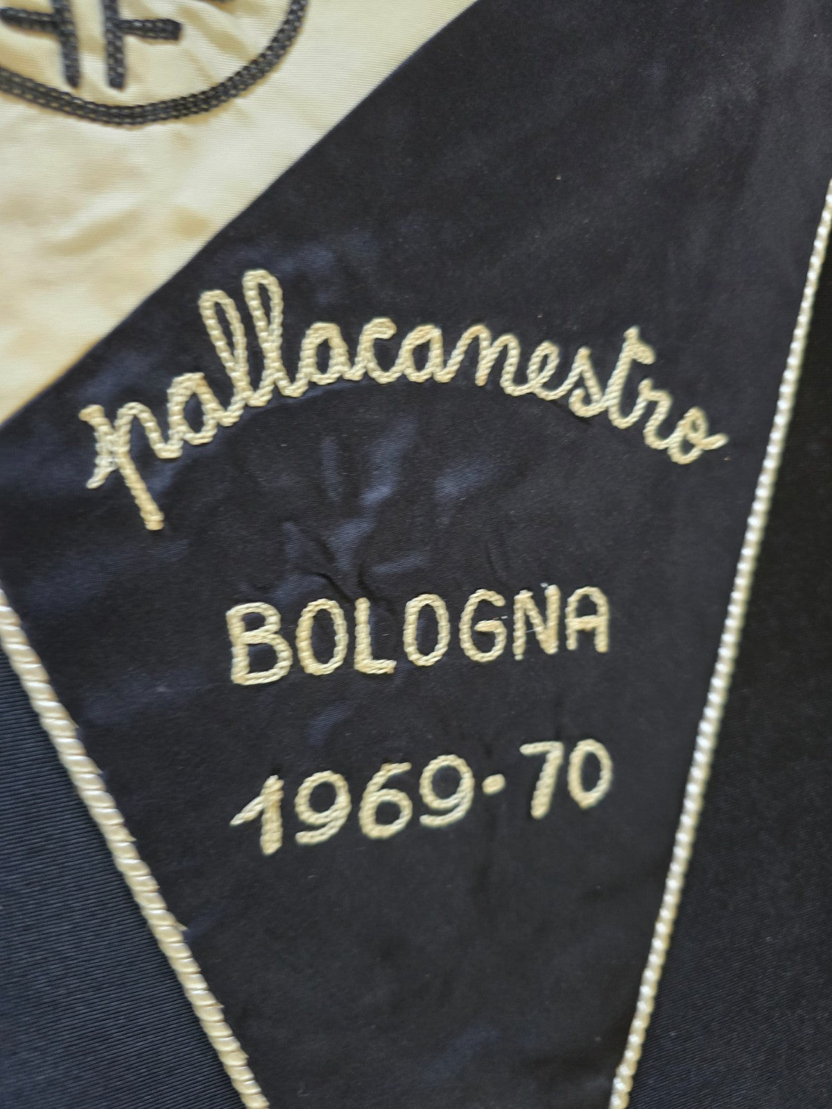 Gagliardetto ricamato Pennant VIRTUS PALLACANESTRO BOLOGNA basket 1969-70 origin