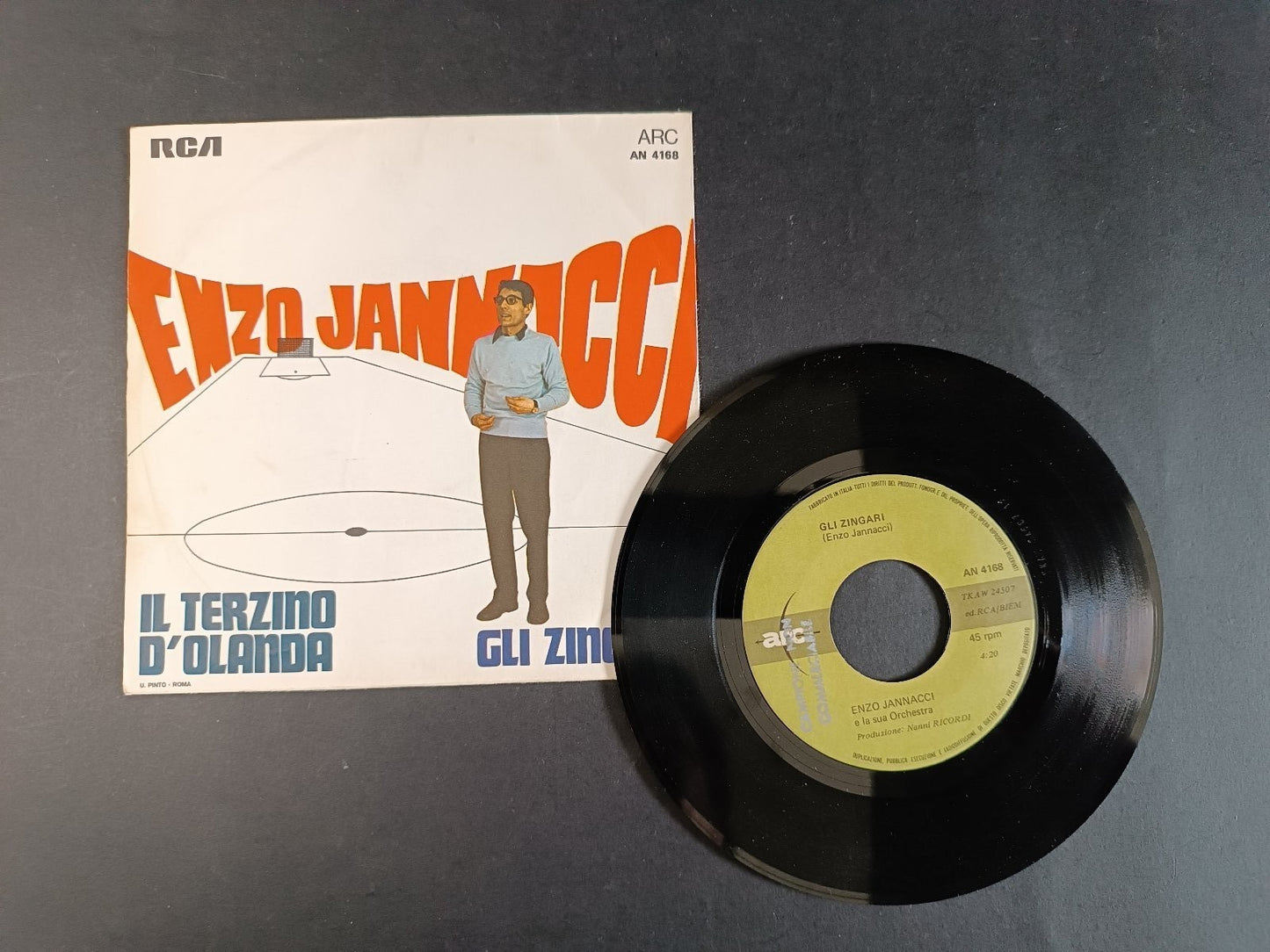 45 giri Enzo Jannacci _ Il Terzino d'Olanda / Zingari 1969