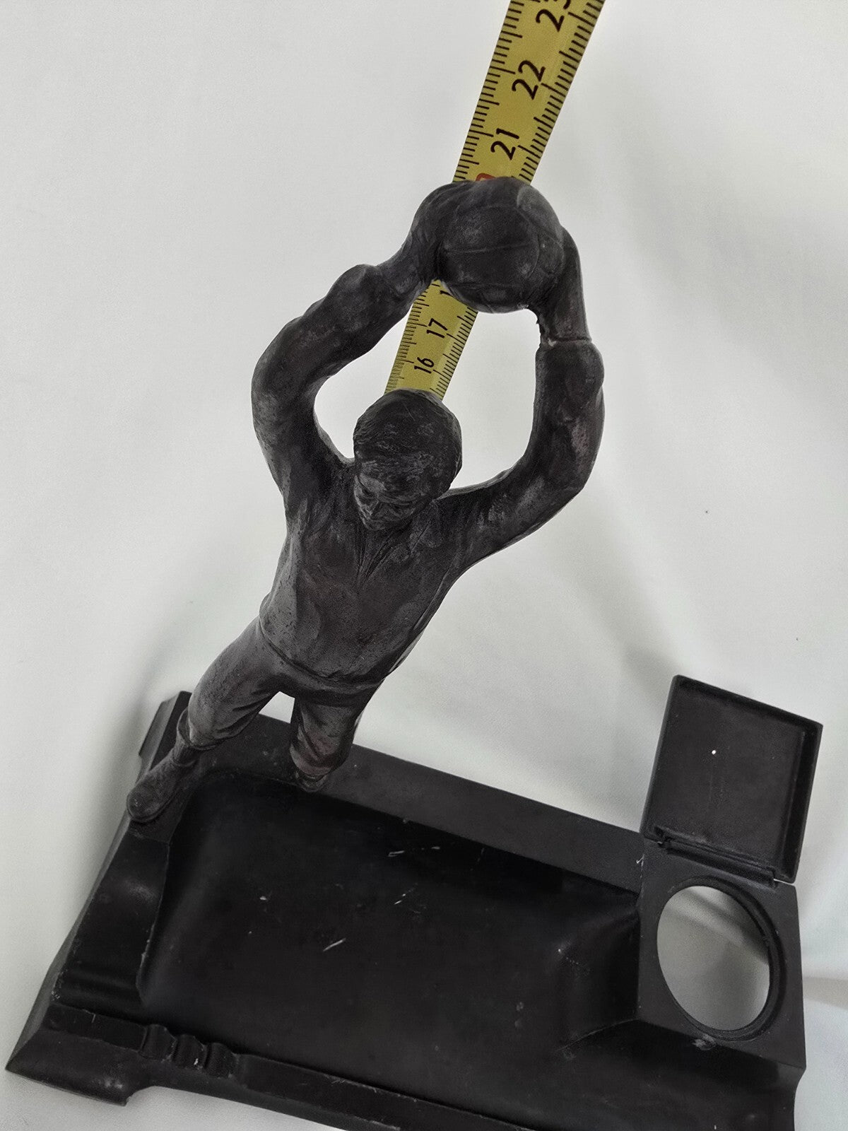 Calamaio anni 50 Figura di un giovane Calciatore Portiere in metallo