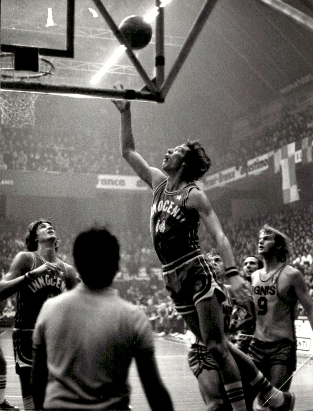 Foto campo Originale INNOCENTI MIlano vs IGNIS Basket (BOB MORSE) ANNI 70