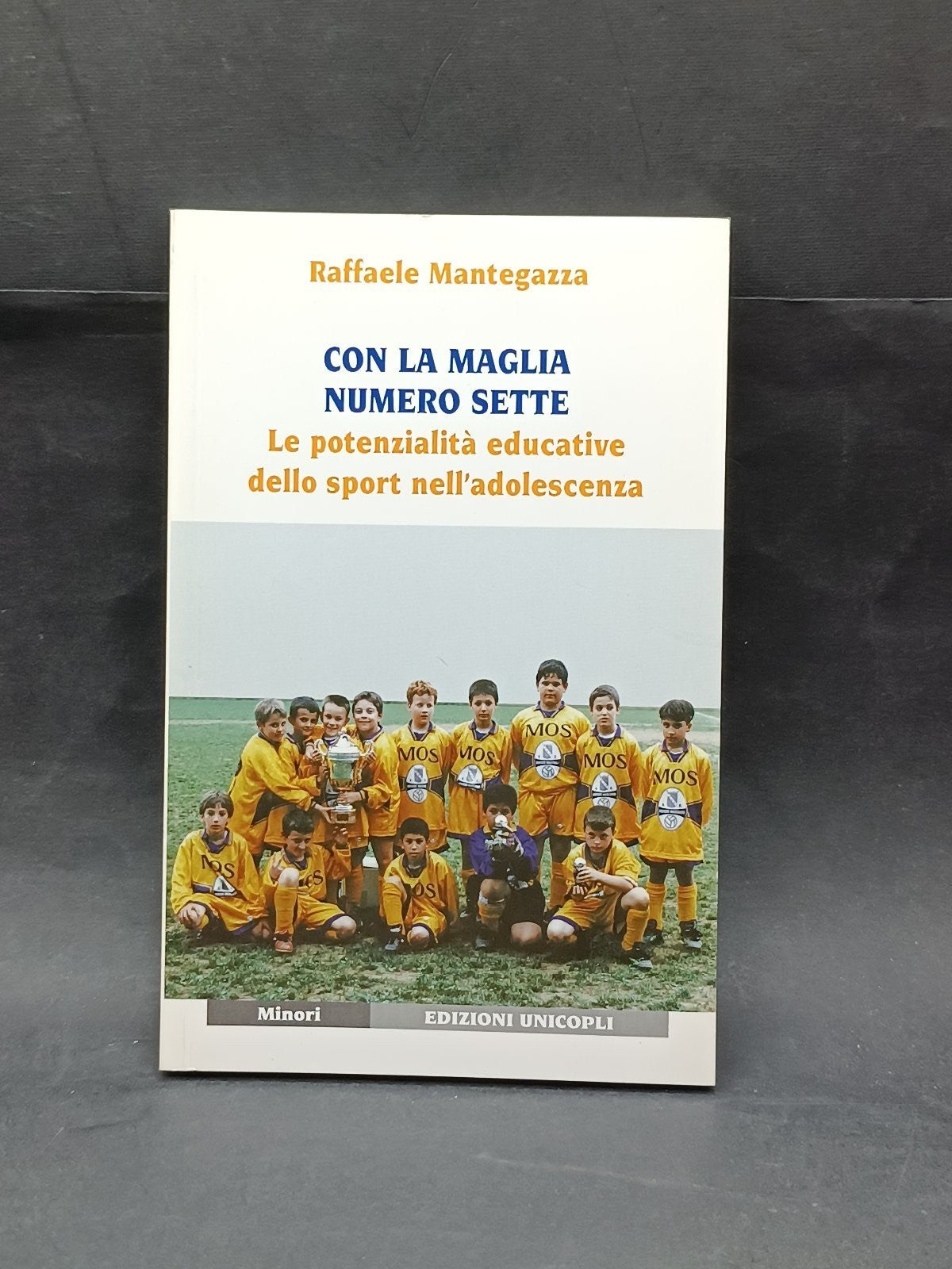 Libro raffaele manegazza con la maglia numero sette unicopli