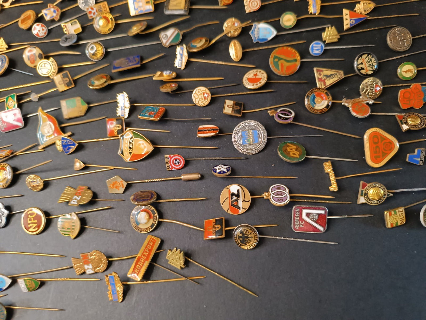 lotto FERMA CRAVATTE varie nazioni calcio soccer pins - pz 170 (H)