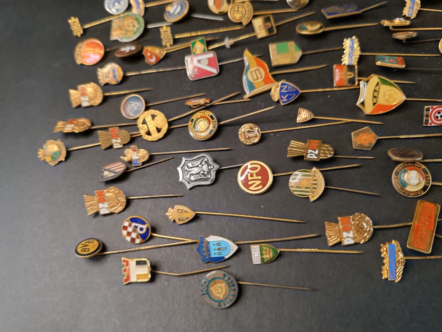 lotto FERMA CRAVATTE varie nazioni calcio soccer pins - pz 170 (H)