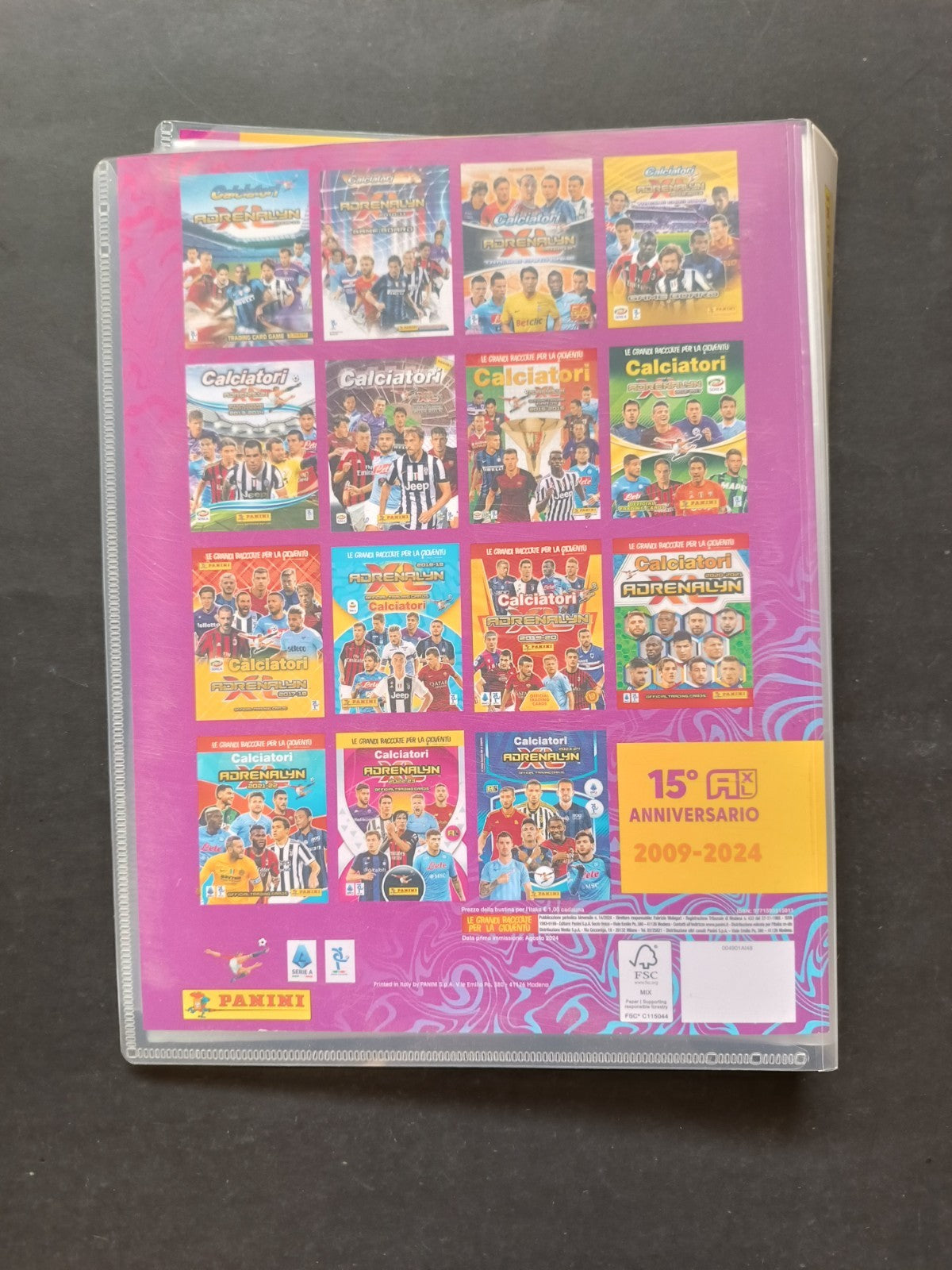 Raccoglitore vuoto Panini Adrenalyn XL Calciatori 2024-25 con guida e poster
