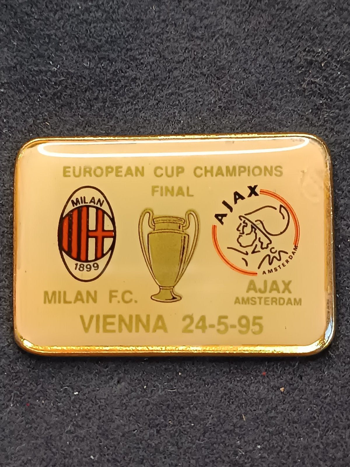 Old Pins Pin Badge Spilla A.C.Milan Coppa campioni 1995 finale Ajax no ferma