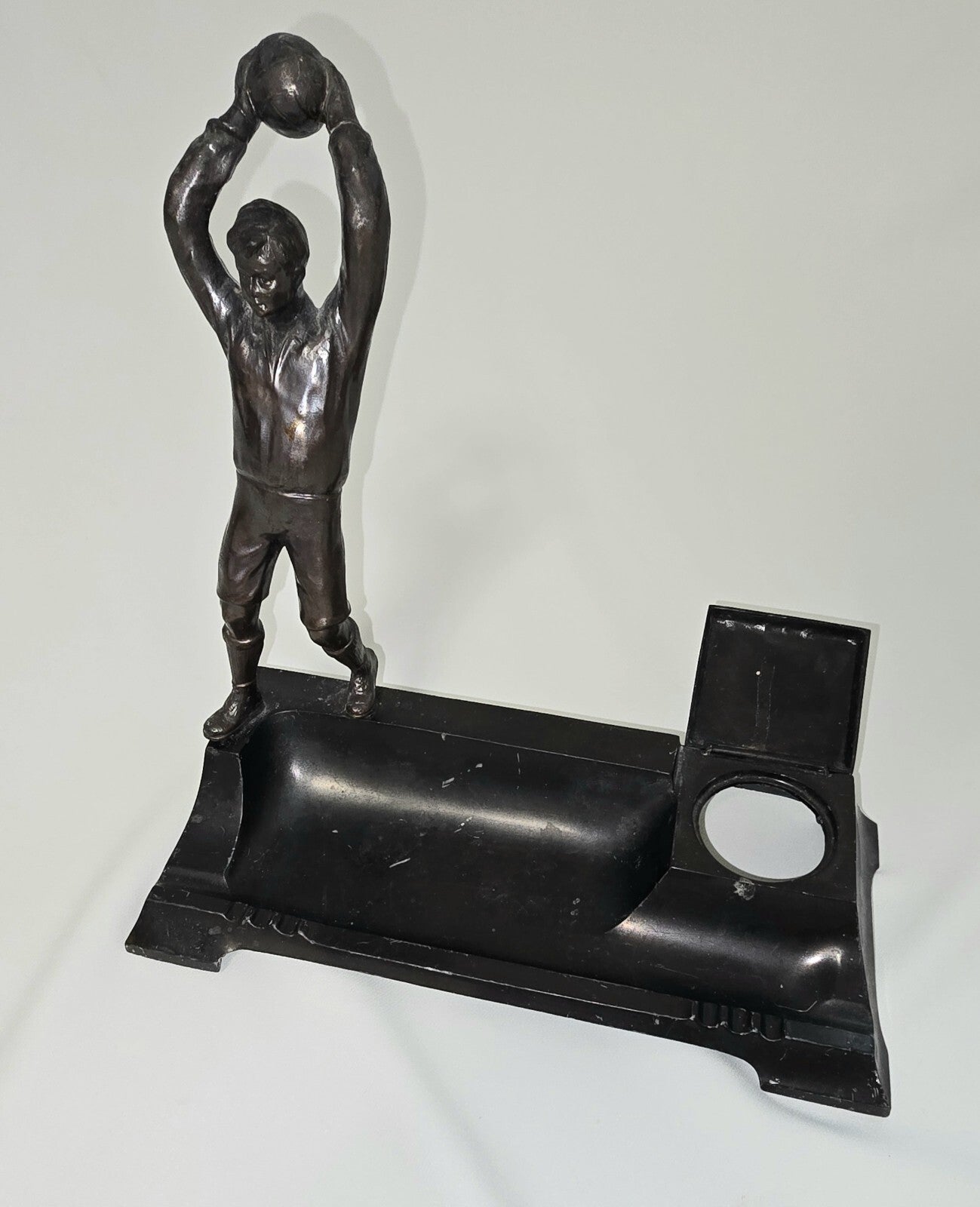 Calamaio anni 50 Figura di un giovane Calciatore Portiere in metallo
