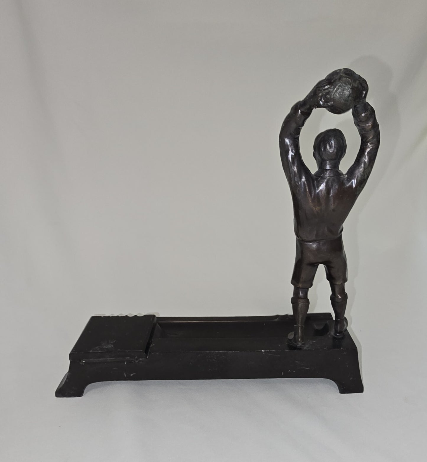 Calamaio anni 50 Figura di un giovane Calciatore Portiere in metallo