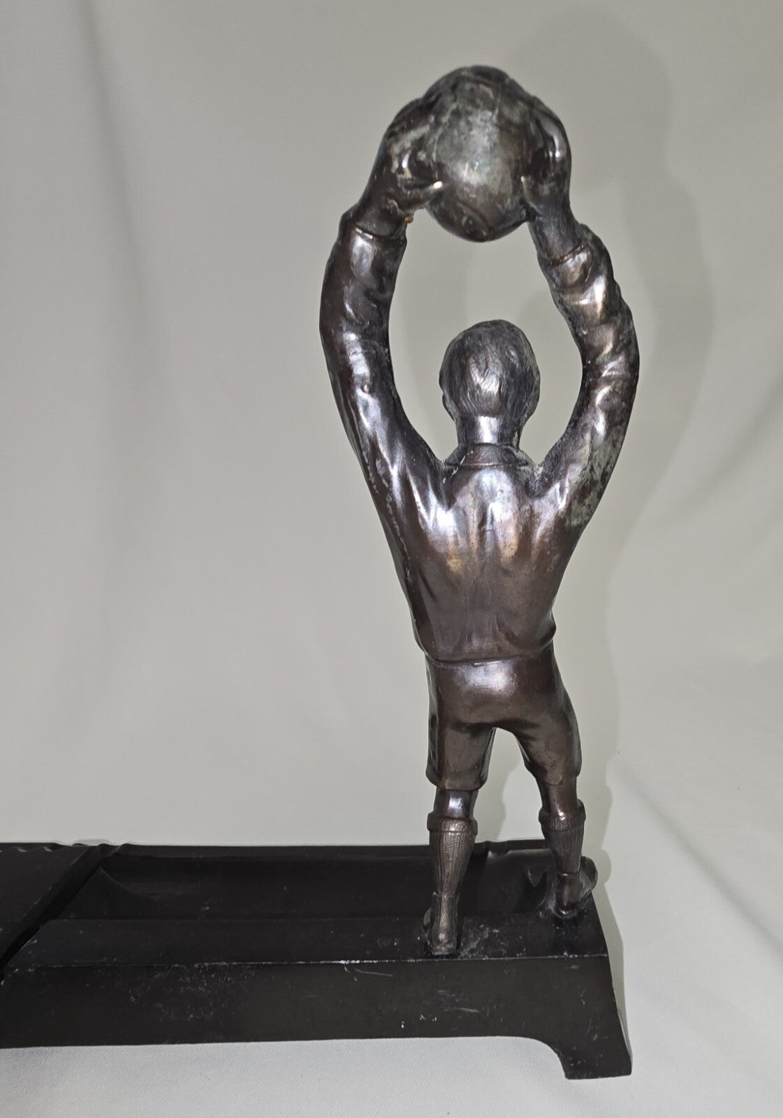 Calamaio anni 50 Figura di un giovane Calciatore Portiere in metallo