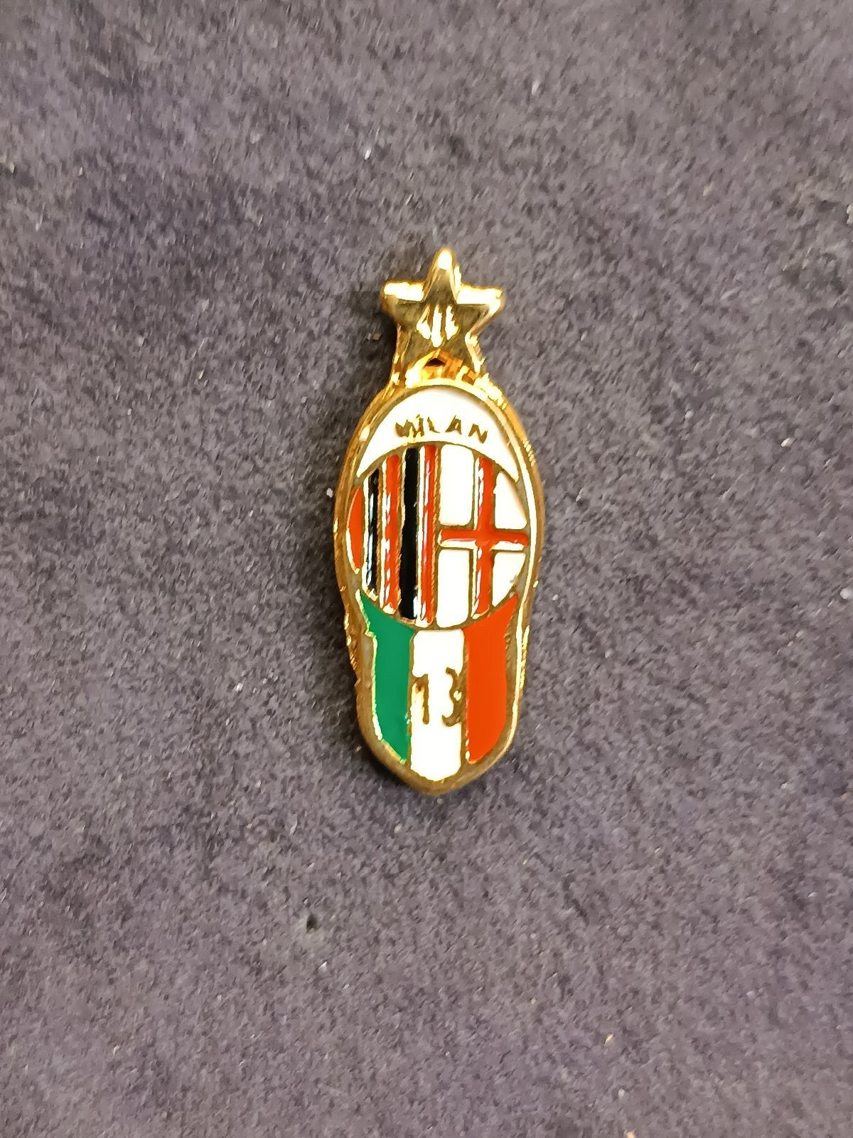 old pins Pin Badge Spilla A.C.Milan ovale 13 stella scudetti senza piedino 258