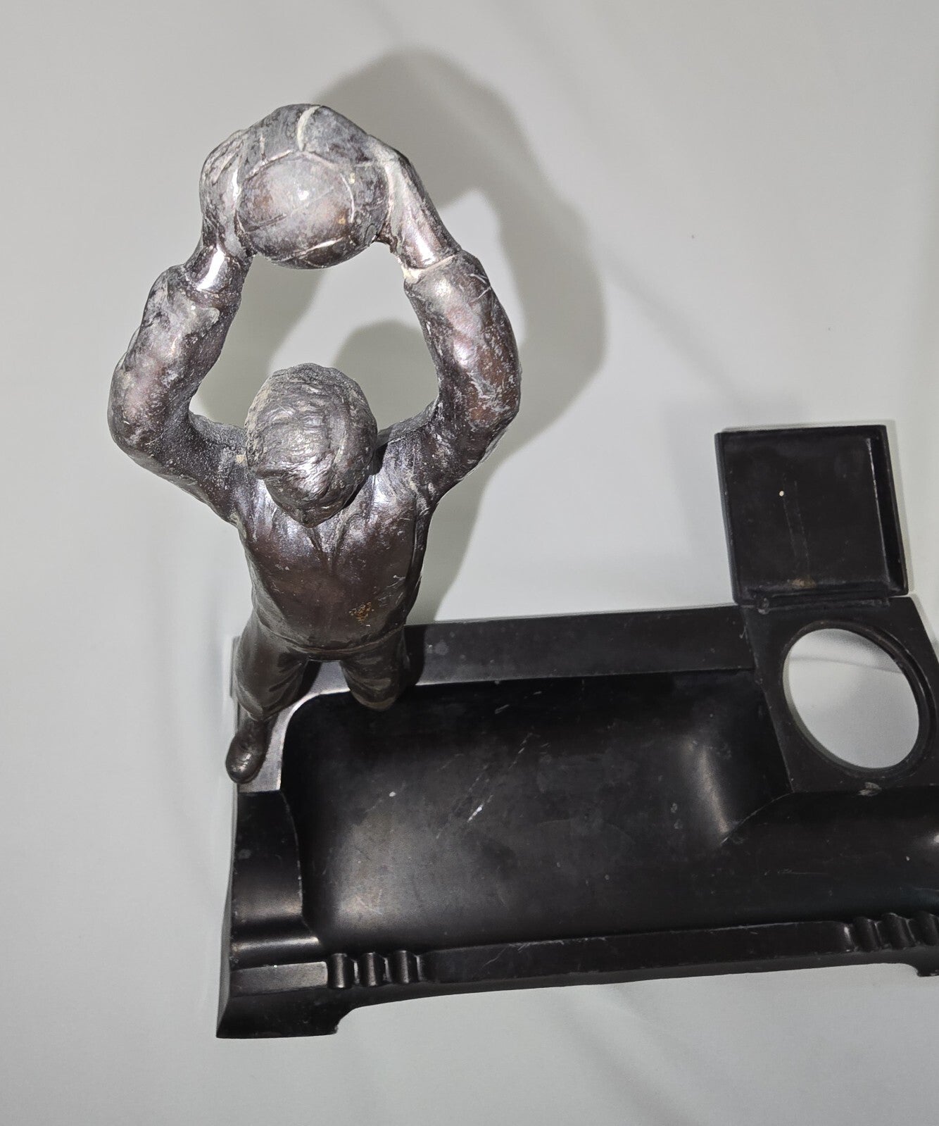 Calamaio anni 50 Figura di un giovane Calciatore Portiere in metallo