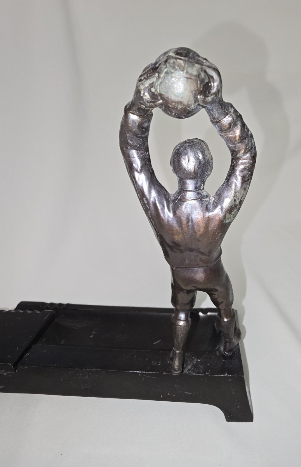 Calamaio anni 50 Figura di un giovane Calciatore Portiere in metallo