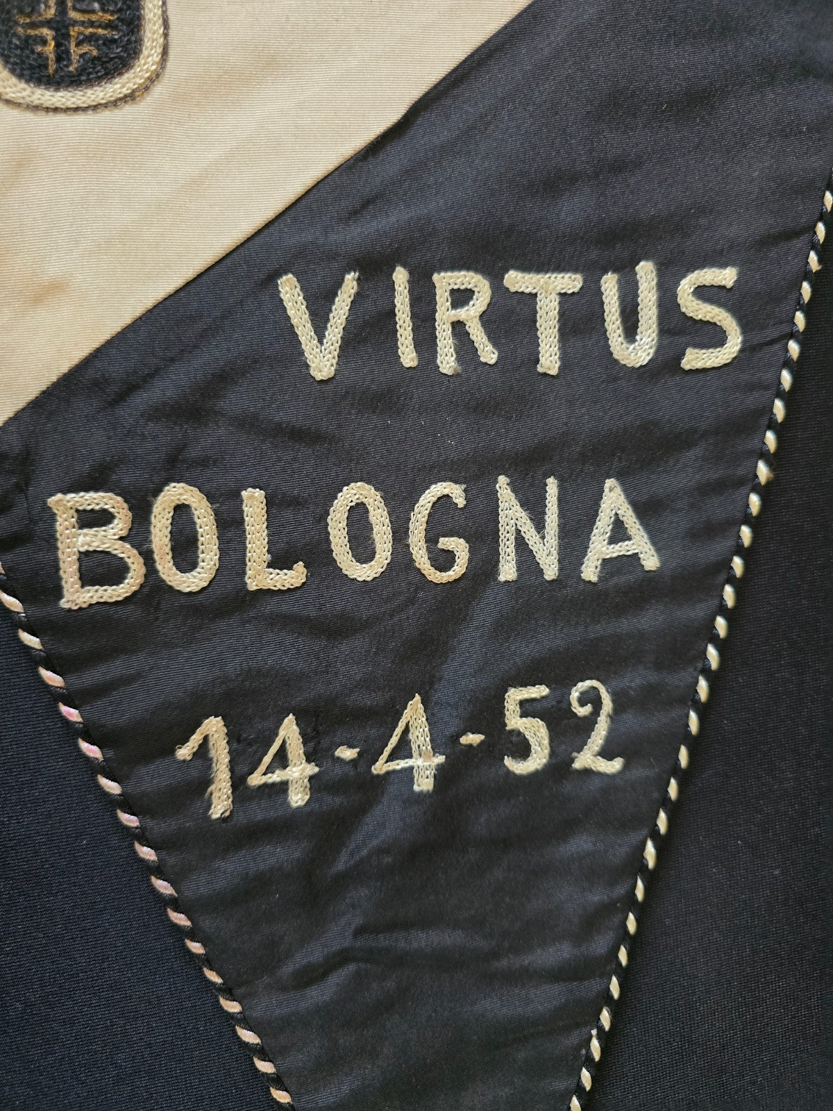 Gagliardetto ricamato Pennant VIRTUS PALLACANESTRO BOLOGNA basket 1952 originale