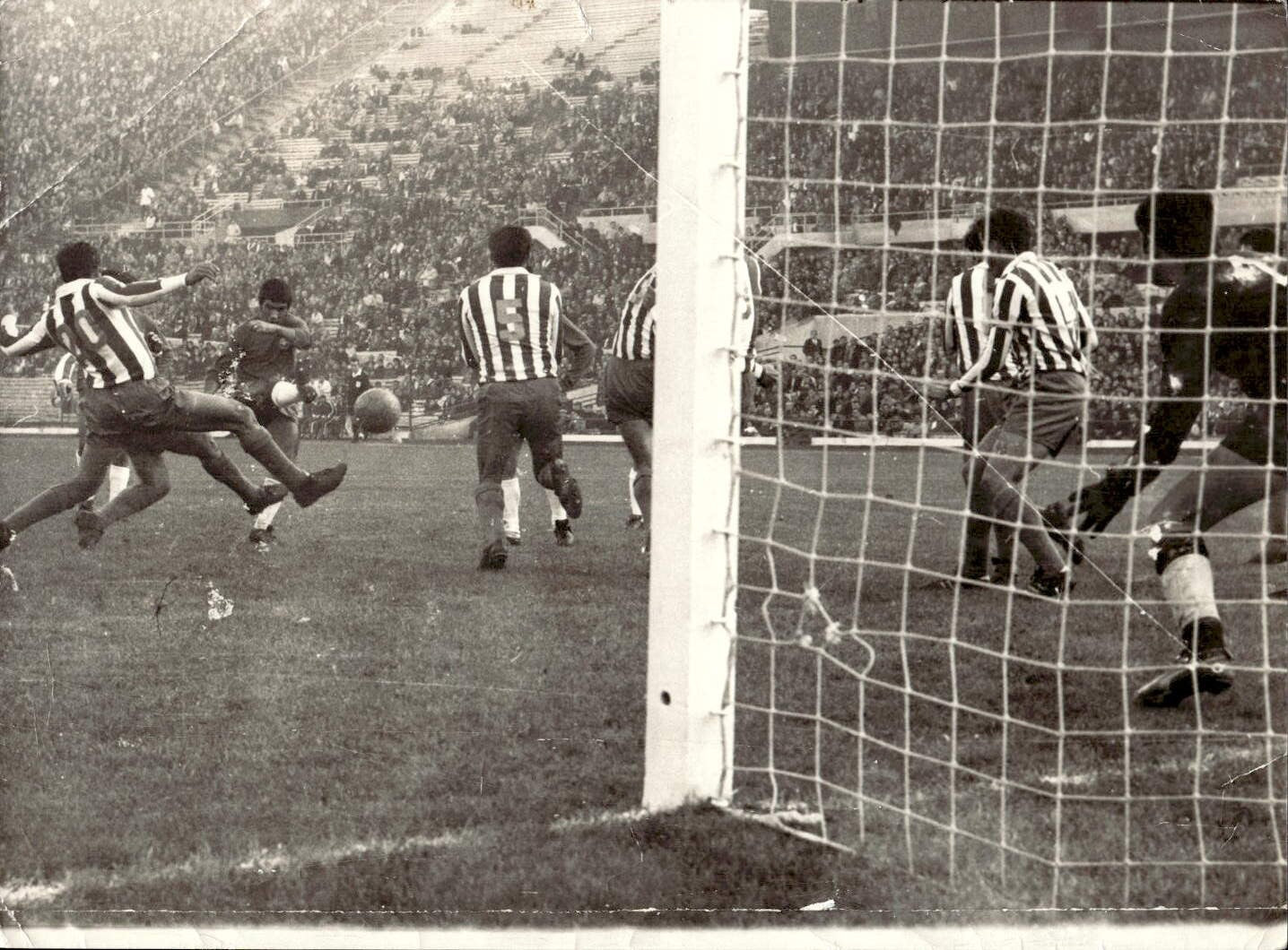 Foto fotografia d'agenzia calciatore calcio Sudamericano