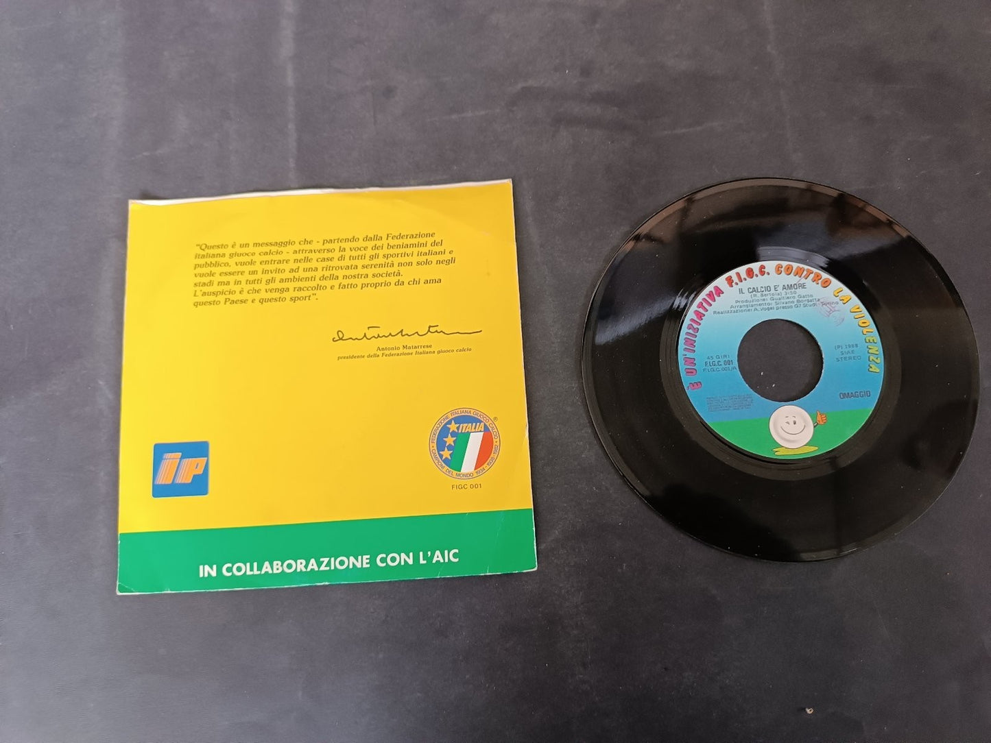 disco 45 giri Il calcio � Amore FGCI contro la violenza
