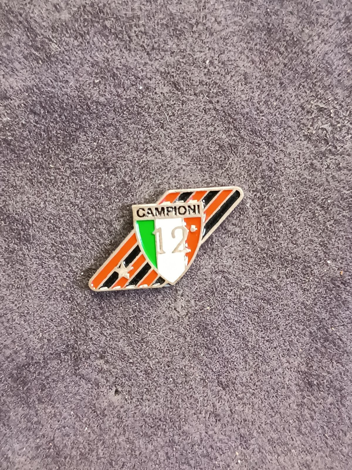 Old Pins Pin Badge Spilla A.C.Milan Campioni 12� scudetto senza piedino 244