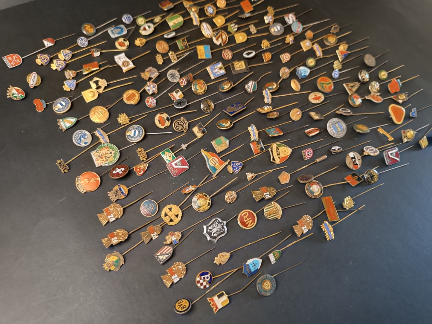 lotto FERMA CRAVATTE varie nazioni calcio soccer pins - pz 170 (H)