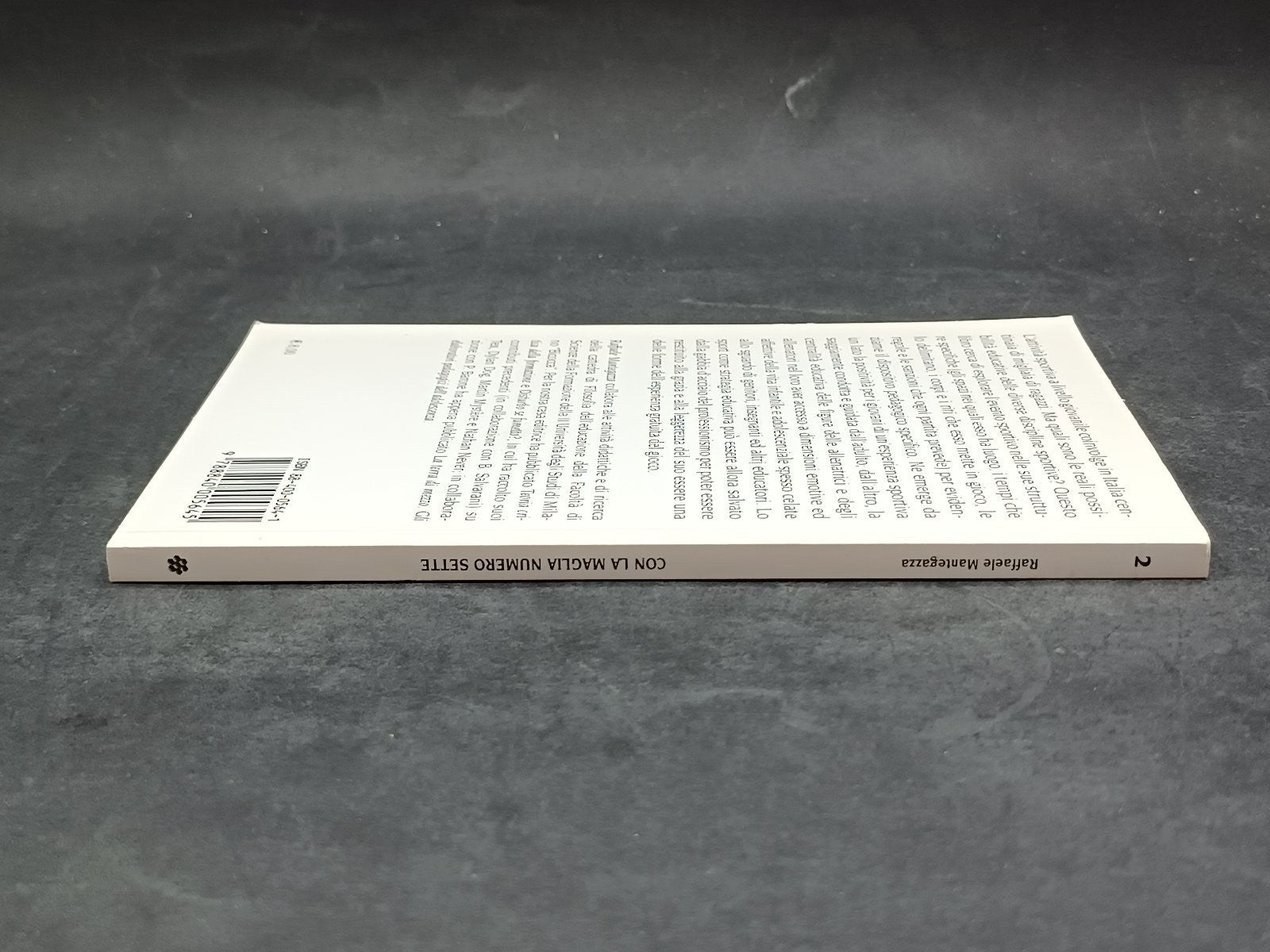 Libro raffaele manegazza con la maglia numero sette unicopli