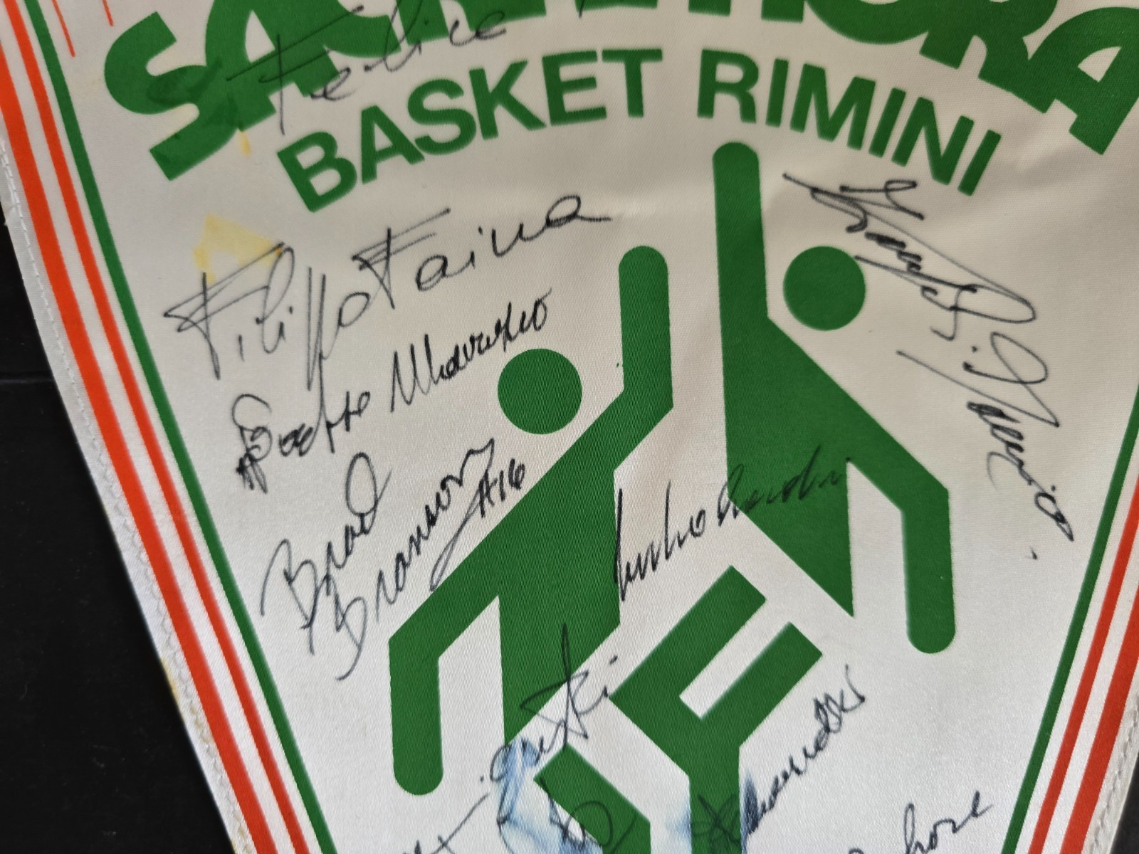 Gagliardetto Pennant SACRAMORA Basket Rimini autografi originali anni 80