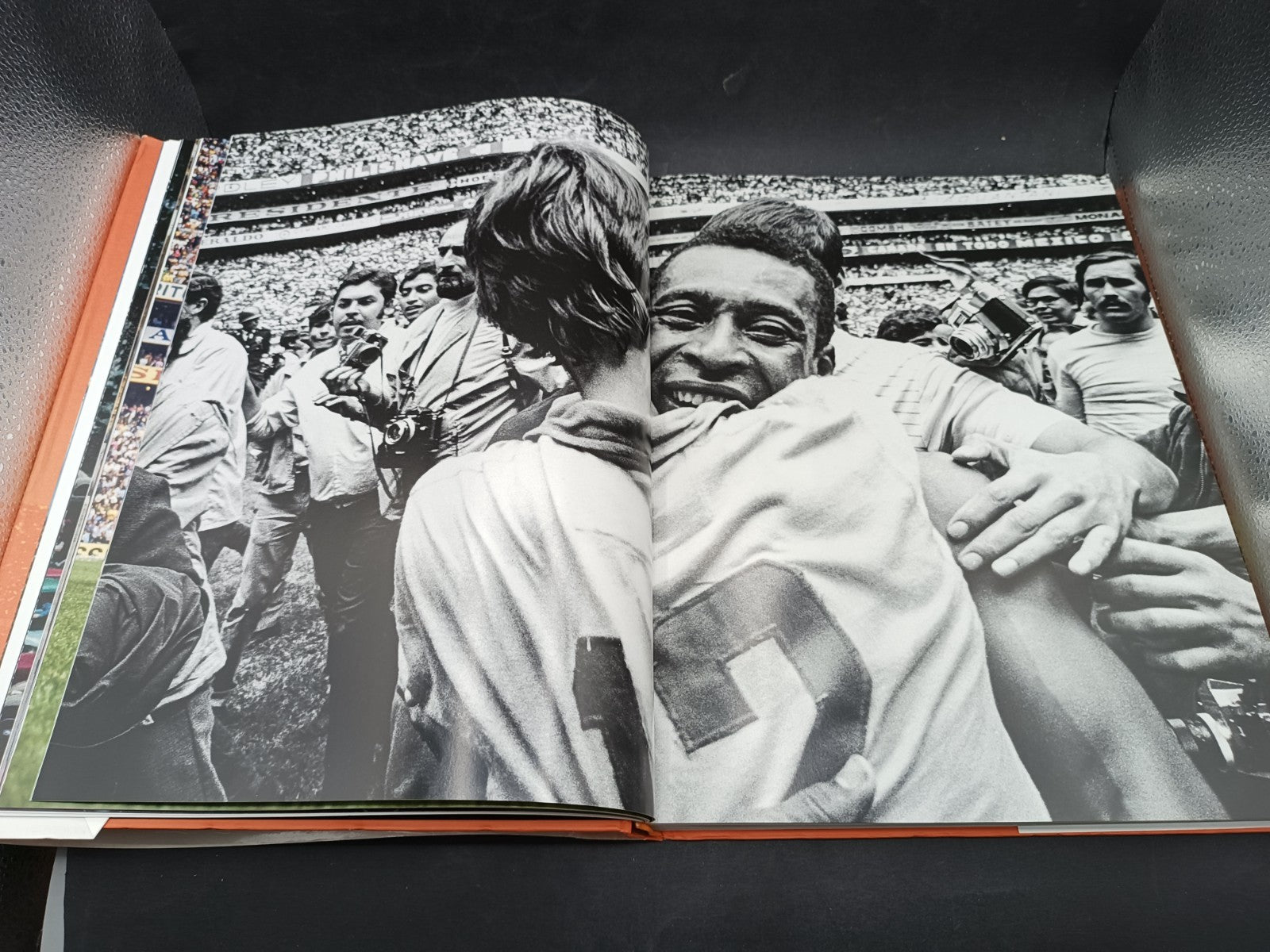 Libro The Beatiful Game el Futbol en los anos setenta Taschen