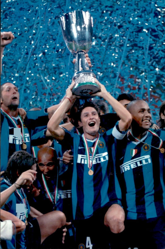 fotografia originale Inter  ZANETTI il capitano con la  Supercoppa