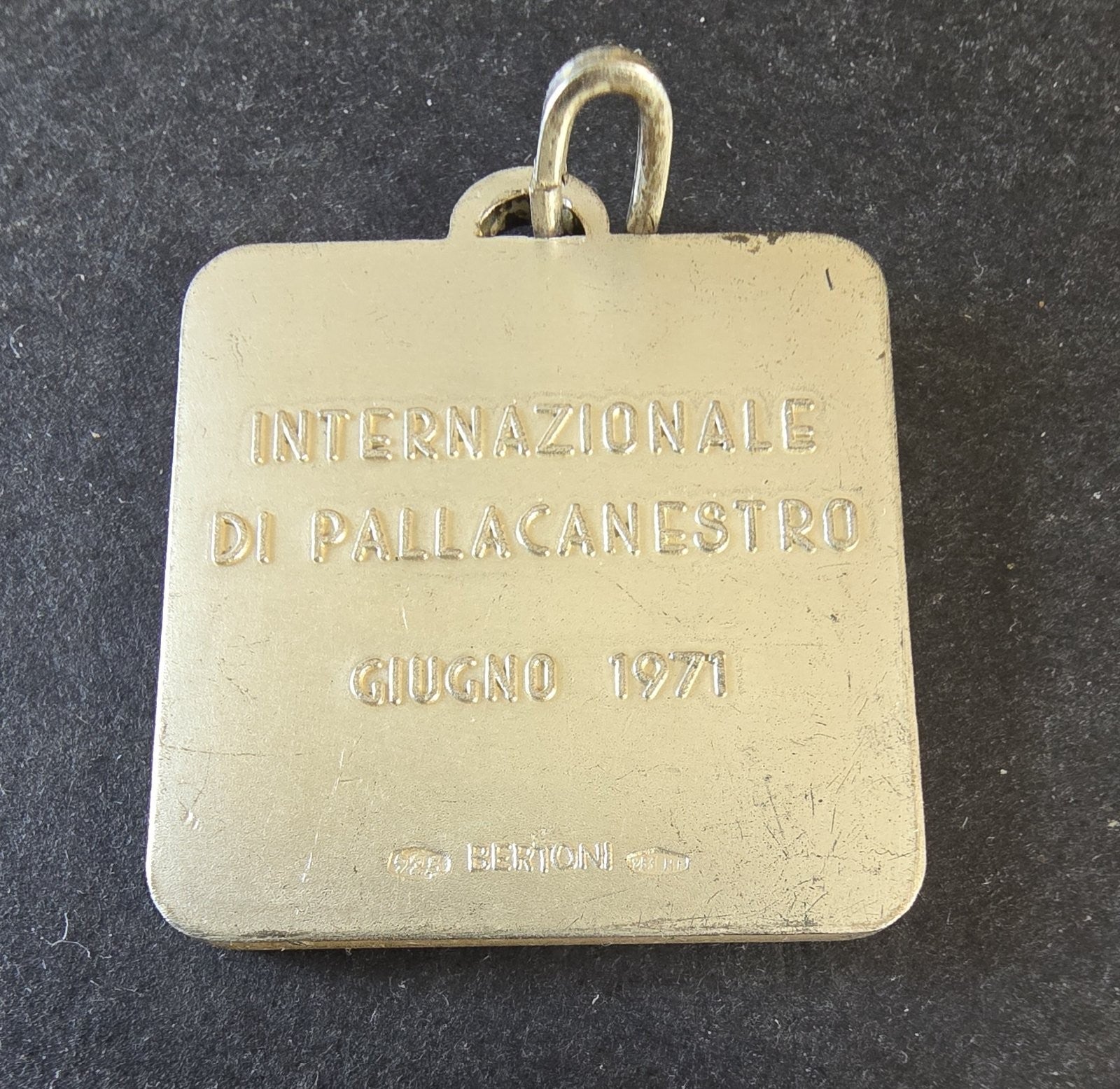 medaglia originale CHIETI BASKET torneo internazionale 1973 BERTONI  rossa