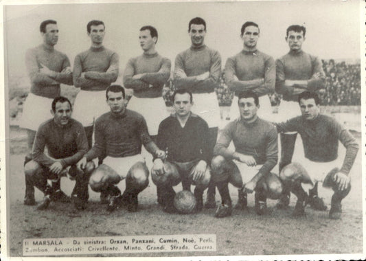 Fotografia formazione squadra calcistica Marsala