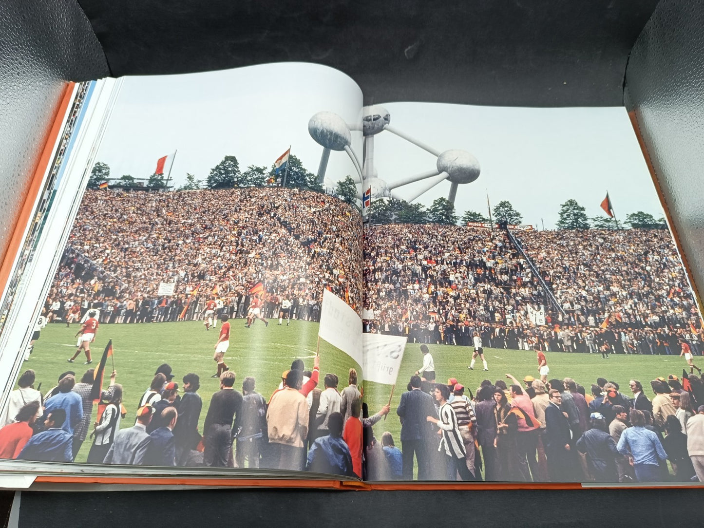 Libro The Beatiful Game el Futbol en los anos setenta Taschen