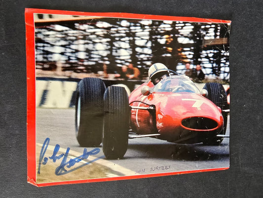 Autografo autograph originale su ritaglio John Surtees automobilismo