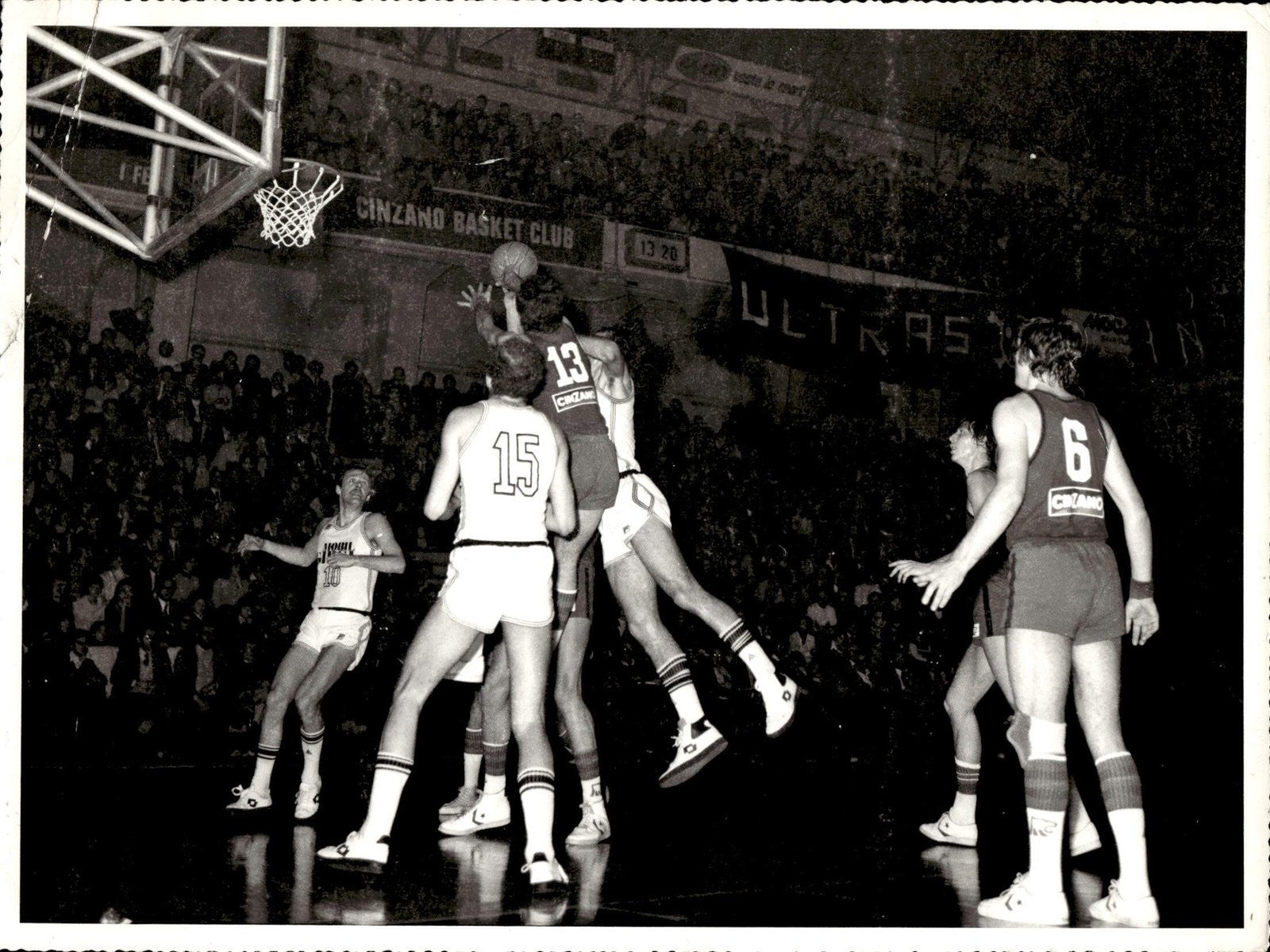 Foto campo Originale Cinzano Milano vs Mobilgirgi Varese Basket  '70 (15,13 e 6)