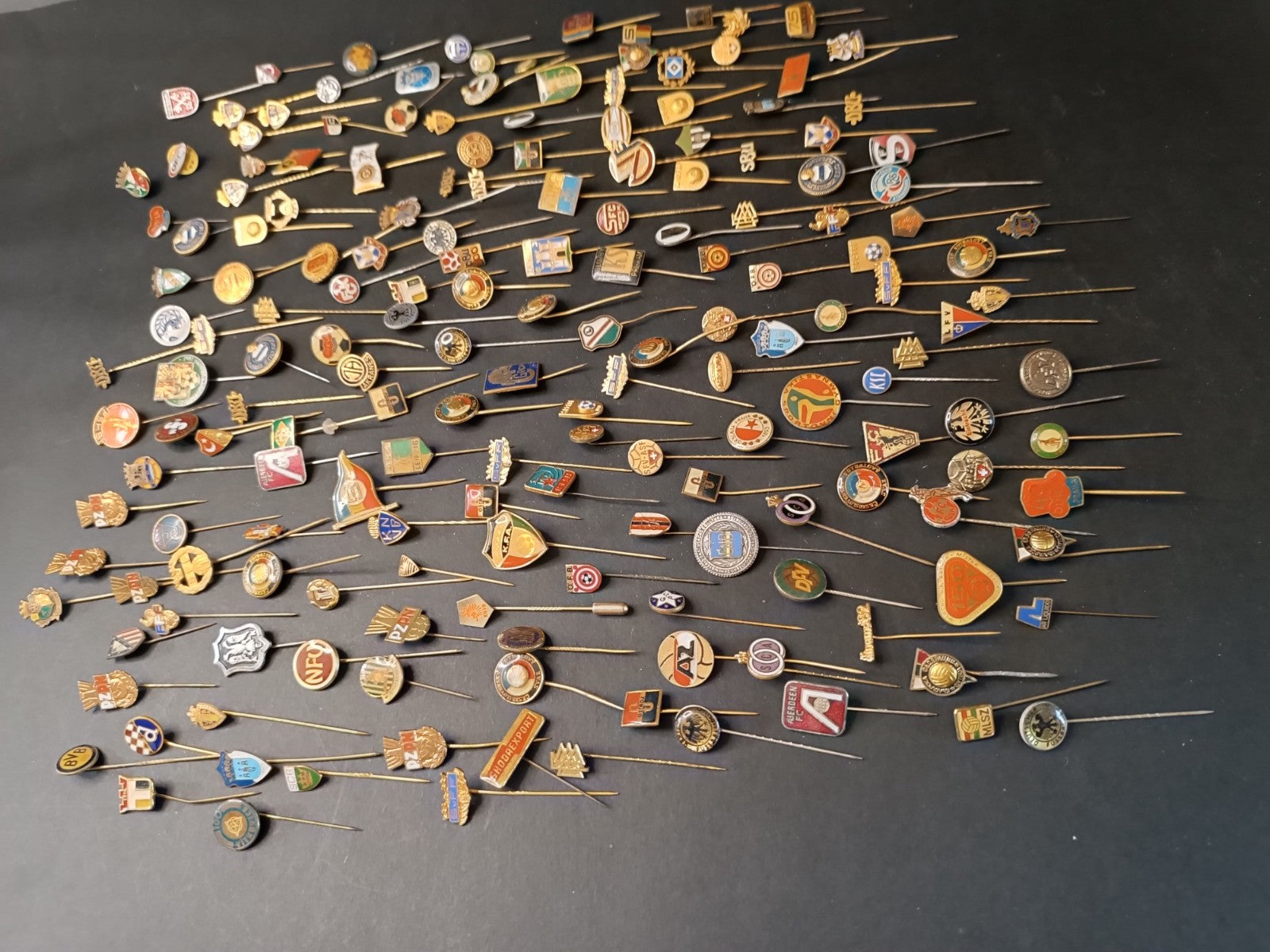 lotto FERMA CRAVATTE varie nazioni calcio soccer pins - pz 170 (H)