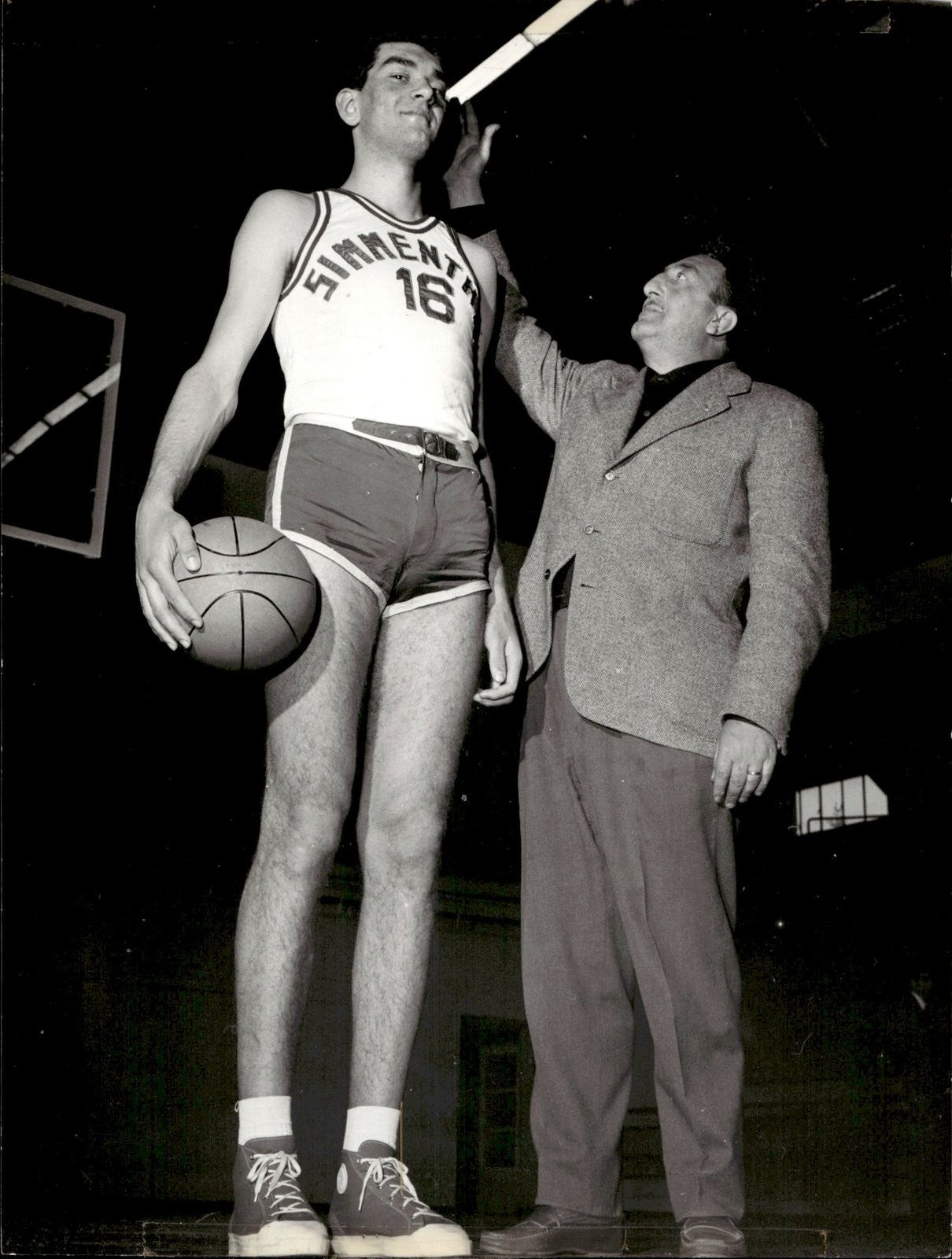 Foto Originale '60 Simmenthal Olimpia Milano Basket  1 players da identificare