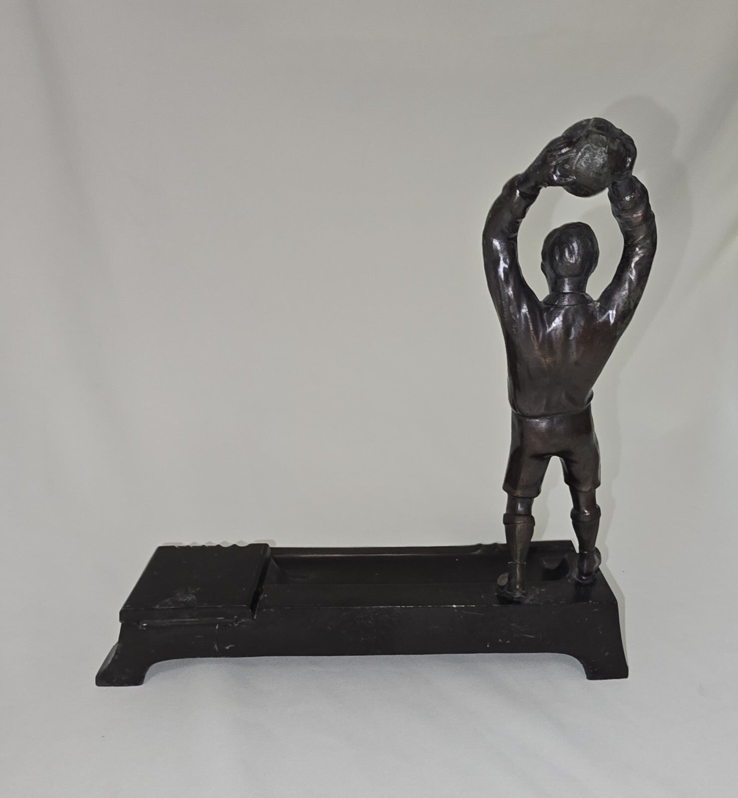 Calamaio anni 50 Figura di un giovane Calciatore  Portiere in metallo