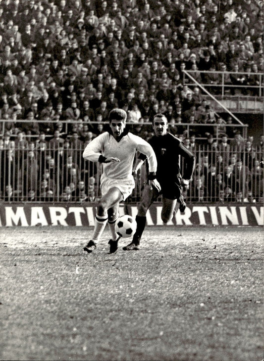 Foto Gianni Rivera scatto in azione partita