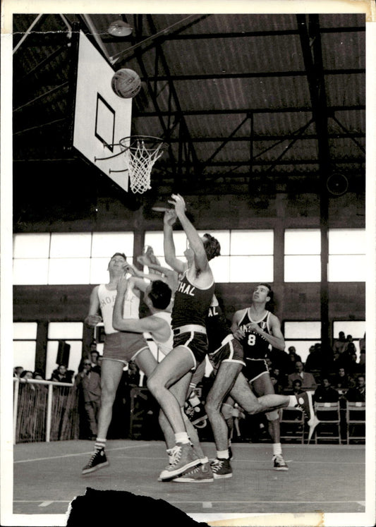 Foto campo Originale Simmenthal Olimpia Milano Basket anni '60