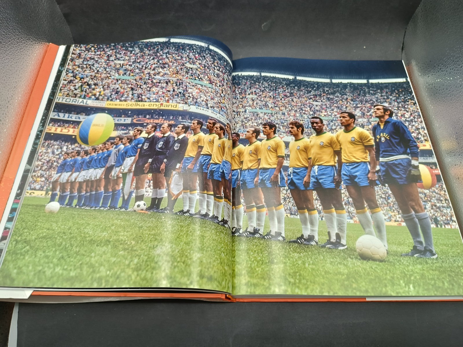 Libro The Beatiful Game el Futbol en los anos setenta Taschen