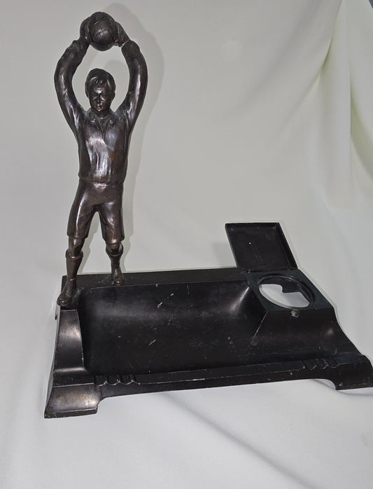 Calamaio anni 50 Figura di un giovane Calciatore  Portiere in metallo